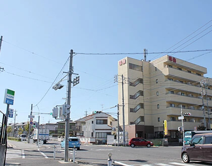 2.直進していただくと、右手に「味仙　日進店」が見えます。さらに、直進してください。